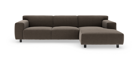 Mørkebrun stofsofa med højre chaiselong på hvid baggrund.