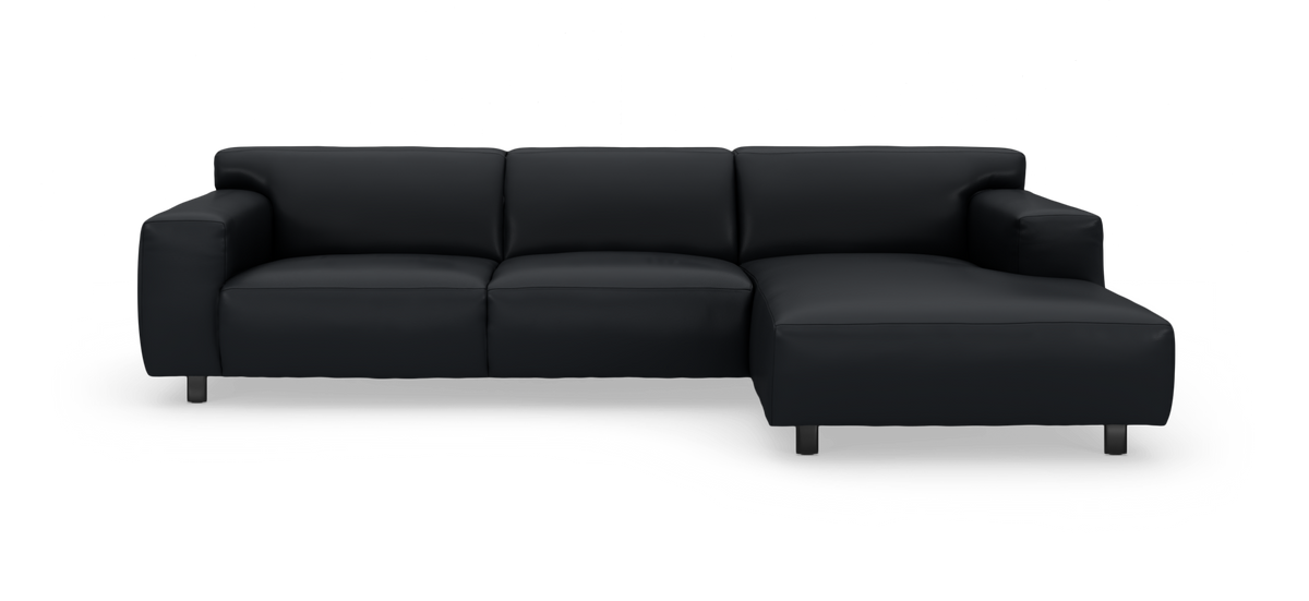 Sort hjørnesofa med chaiselong til højre, moderne design på metalben, frilagt mod hvid baggrund.