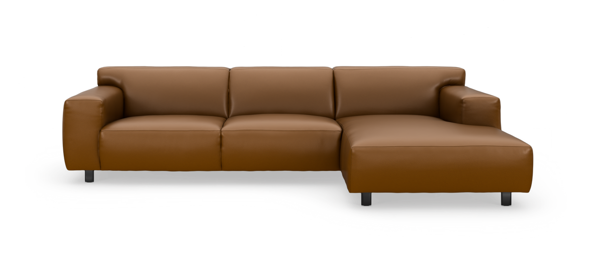 Brun lædersofa med chaiselong til højre, fritstående mod hvid baggrund i frontvisning.