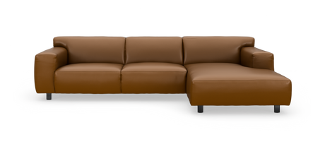 Brun lædersofa med chaiselong til højre, fritstående mod hvid baggrund i frontvisning.