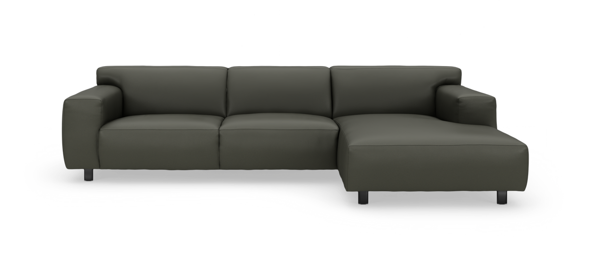 Mørkegrøn modulsofa med chaiselong på højre side, brede armlæn og metalben, set forfra.
