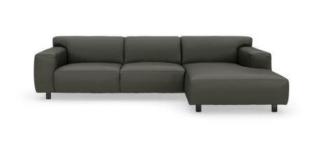Mørkegrøn modulsofa med chaiselong på højre side, brede armlæn og metalben, set forfra.