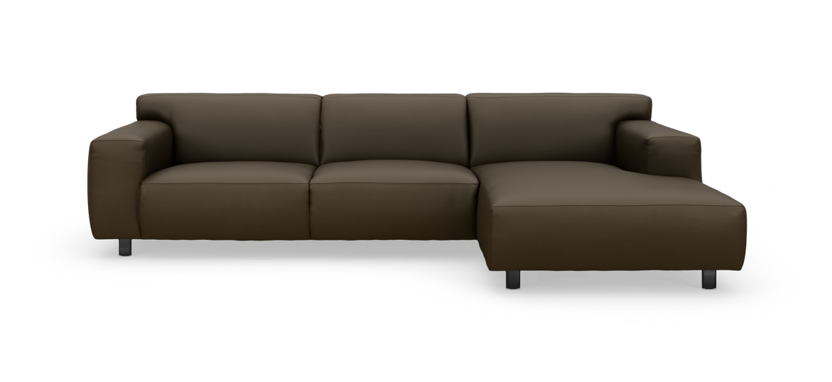Mørkebrun modulsofa med chaiselong til højre, fotograferet lige forfra mod hvid baggrund.