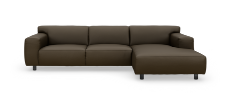Mørkebrun modulsofa med chaiselong til højre, fotograferet lige forfra mod hvid baggrund.