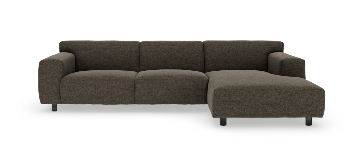 Mørkebrun L-formet modulsofa med chaiselong til højre, fritstående på hvid baggrund.