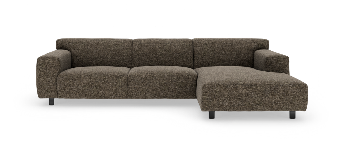 Mørkebrun stofsofa med højrevendt chaiselong, frilagt på hvid baggrund.