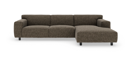 Mørkebrun stofsofa med højrevendt chaiselong, frilagt på hvid baggrund.