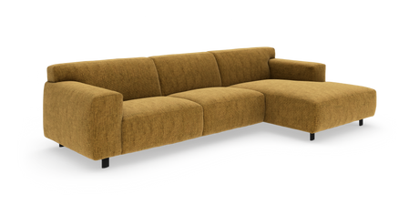 Modulsofa i sennepsgul tekstil med chaiselong til højre, vist i trekvart vinkel på hvid baggrund.