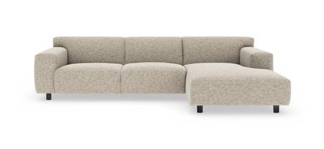 Beige modulsofa med chaiselong til højre, afrundede armlæn og sorte ben, frilagt på hvid baggrund.