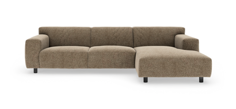 Brun hjørnesofa med chaiselong til højre i blødt, afrundet design på sorte ben.