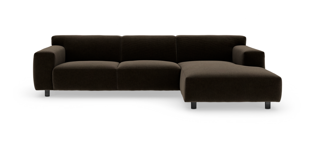 Mørkebrun modulsofa med højre chaiselong og metalben, frilagt på hvid baggrund.