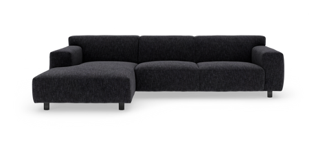 Mørkegrå hjørnesofa med venstrevendt chaiselong, lav profil og korte metalben, frilagt på hvid baggrund.