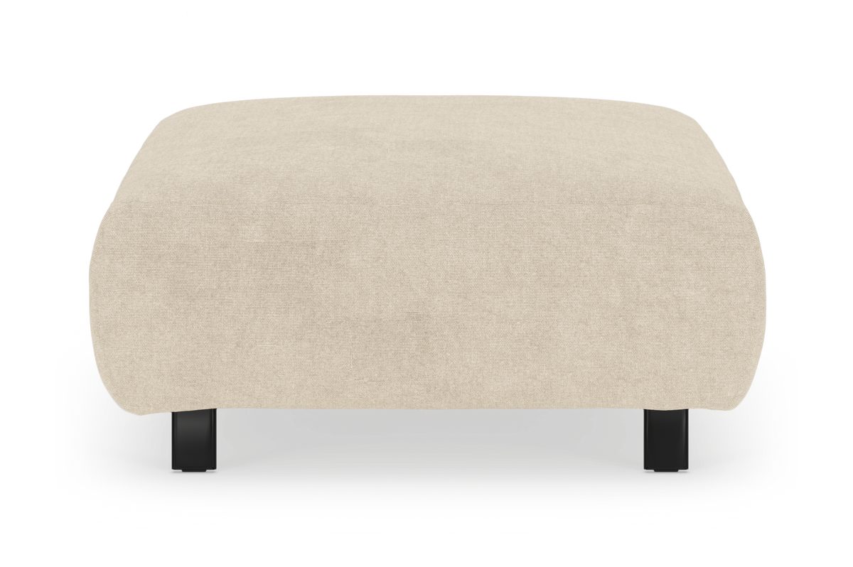 Beige kvadratisk ottoman/fodskammel med sorte ben, frilagt på hvid baggrund.