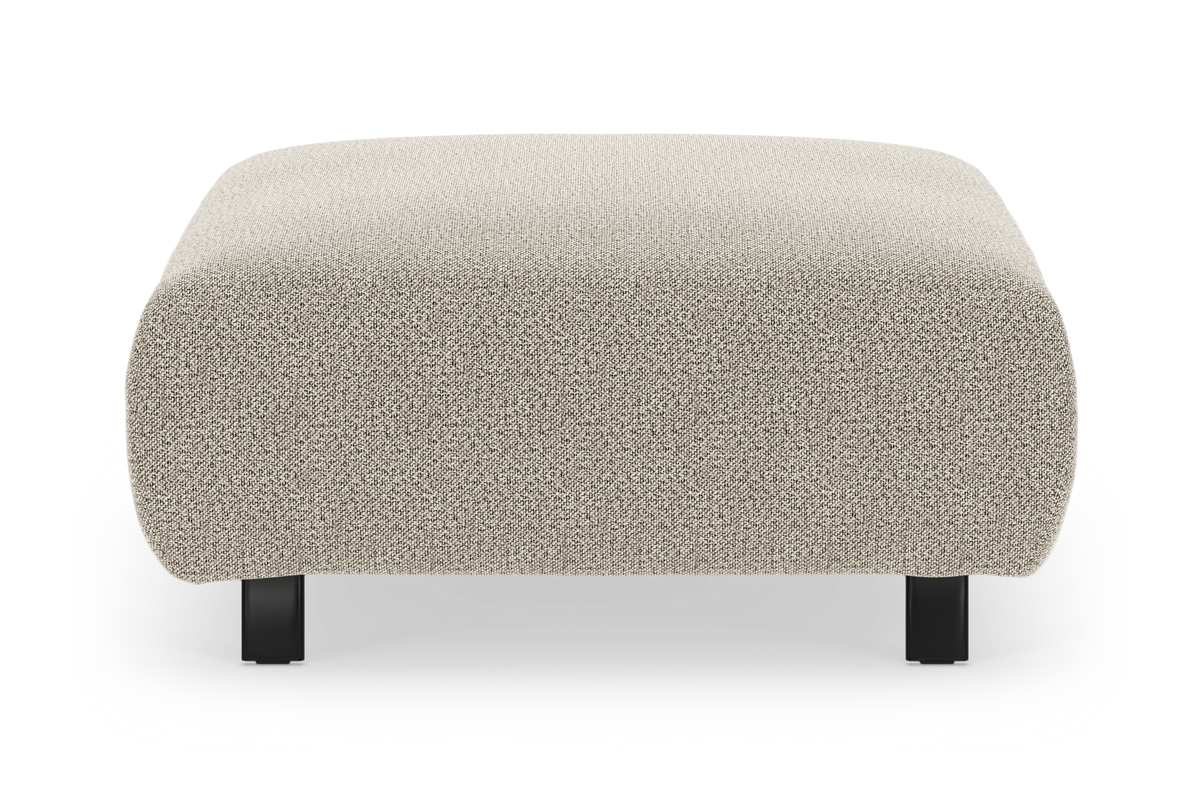 Beige, firkantet puff/ottoman i stof med sorte ben, frilagt på hvid baggrund.