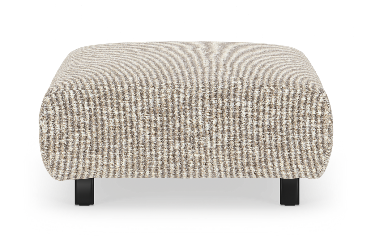 Beige rektangulær fodskammel i stof med sorte ben, frilagt på hvid baggrund.