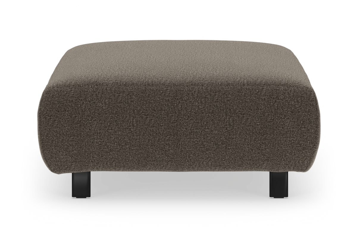 Brungrå stofbetrukket kvadratisk pouf/fodskammel med afrundede hjørner og sorte ben, frilagt frontvisning.