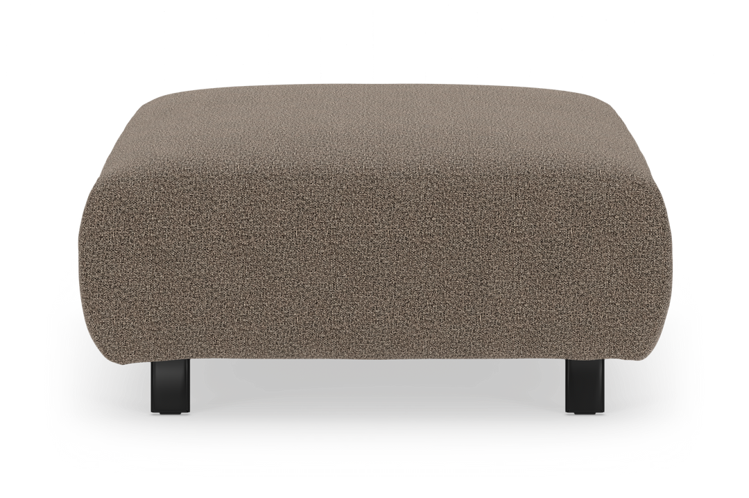 Brun stofbetrukket ottoman/fodskammel med sorte ben, set forfra.