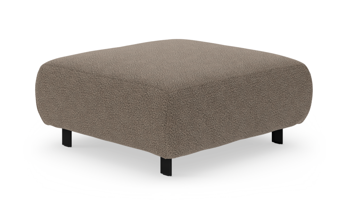 Kvadratisk ottoman i brun‑beige bouclé med sorte metalben, frilagt på hvid baggrund.