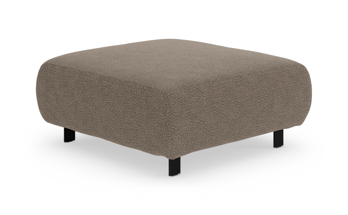 Kvadratisk puff/ottoman i beige boucléstof med sorte metalben, frilagt på hvid baggrund.