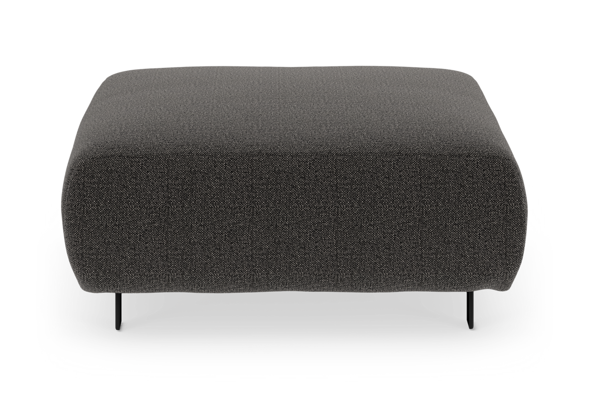 Mørkegrå kvadratisk skammel/puf i stof med slanke sorte metalben, frontvy mod hvid baggrund.