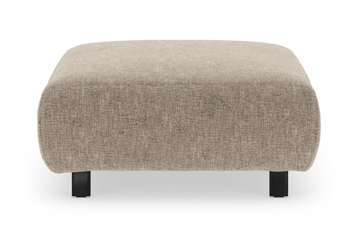 Beige, rektangulær puff/ottoman i stof med sorte ben, fotograferet forfra på hvid baggrund.