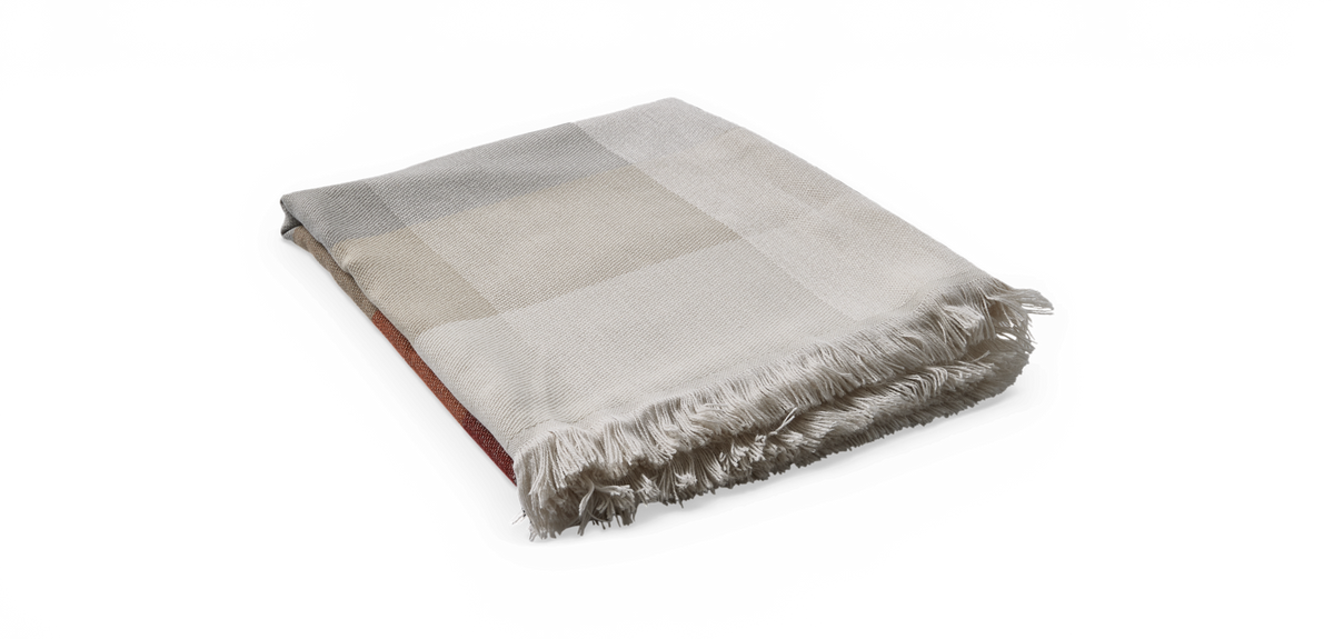 Sammenfoldet ternet plaid i beige og hvid med frynset kant, produktbillede på sort baggrund.