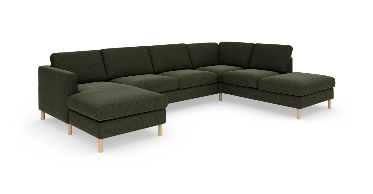 Modulsofa i mørkegrønt stof, U-sofa med chaiselong i begge ender og lyse træben, frilagt på hvid baggrund.