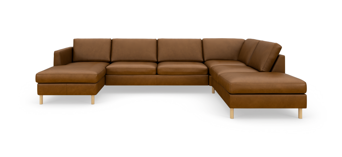 Brun L-formet hjørnesofa i læder med chaiselong til venstre på hvid baggrund.