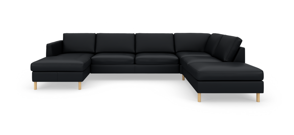 Stor sort U-formet modulsofa i læder med chaiselong i begge ender og lyse træben, frilagt på hvid baggrund.