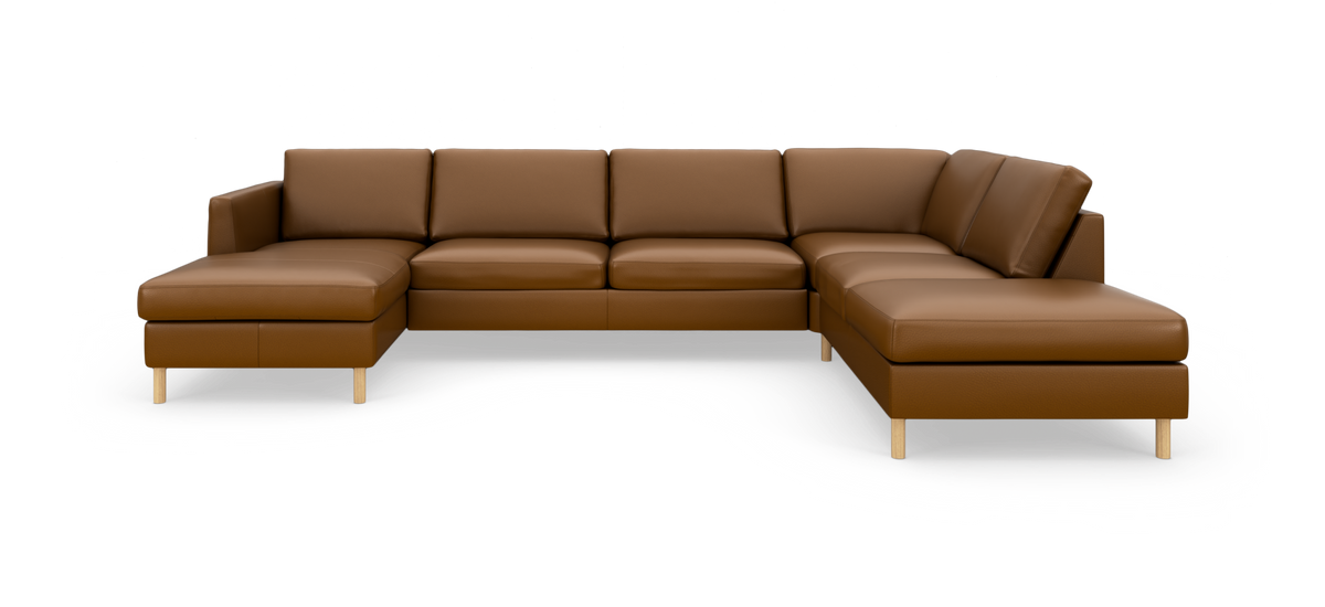 Brun U-formet modulsofa i læder med chaiselong i begge ender og lyse træben, frilagt på hvid baggrund.