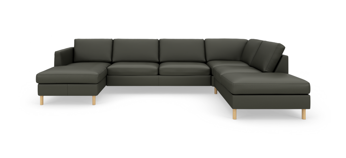 U‑formet modulsofa i mørk olivgrøn med chaiselonger i begge ender og lyse træben, set lige for i studiemiljø.