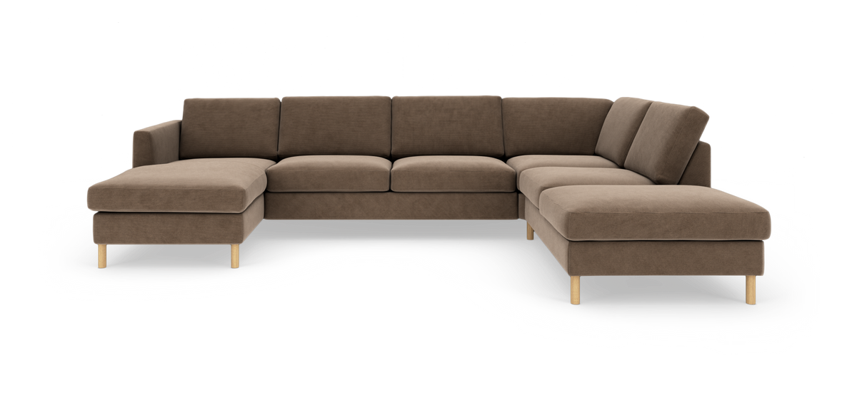 Brun U-formet modulsofa med chaiselong til venstre og divan til højre, lyse træben, frilagt mod hvid baggrund.