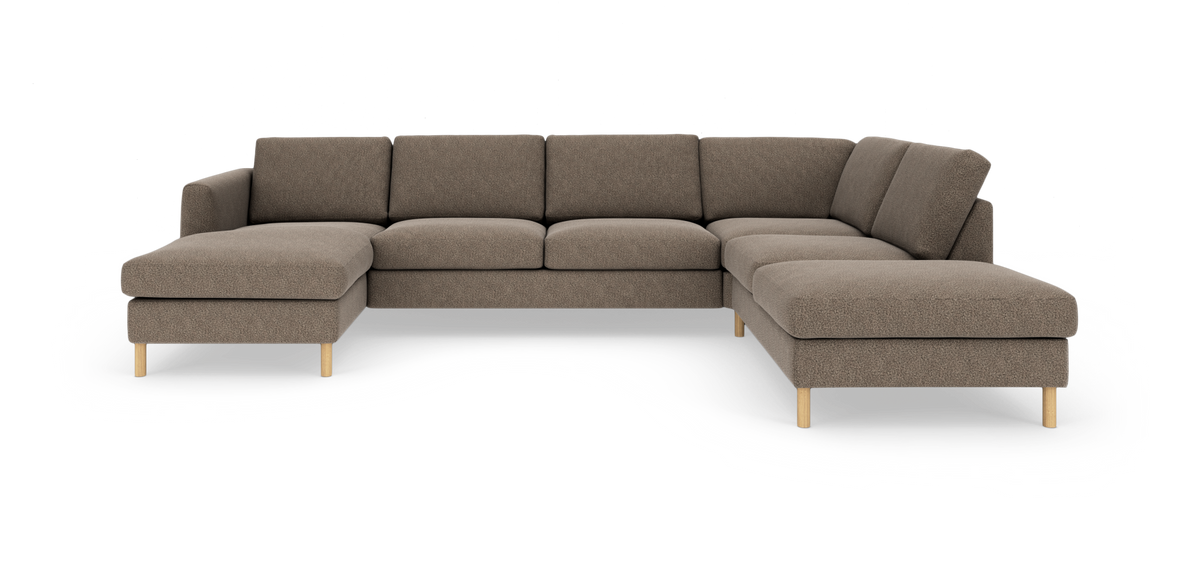 Modulær U-formet hjørnesofa i brungråt stof med chaiselong i begge ender og lyse træben, frilagt på hvid baggrund.
