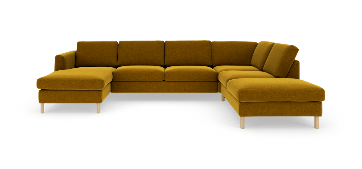 Modulsofa i sennepsgul tekstil med venstre chaiselong og højre ende, slanke træben, fotograferet i studie.