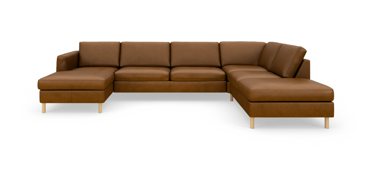 Brun U‑formet læder hjørnesofa med chaiselong til venstre og lyse træben, i studieopsætning.