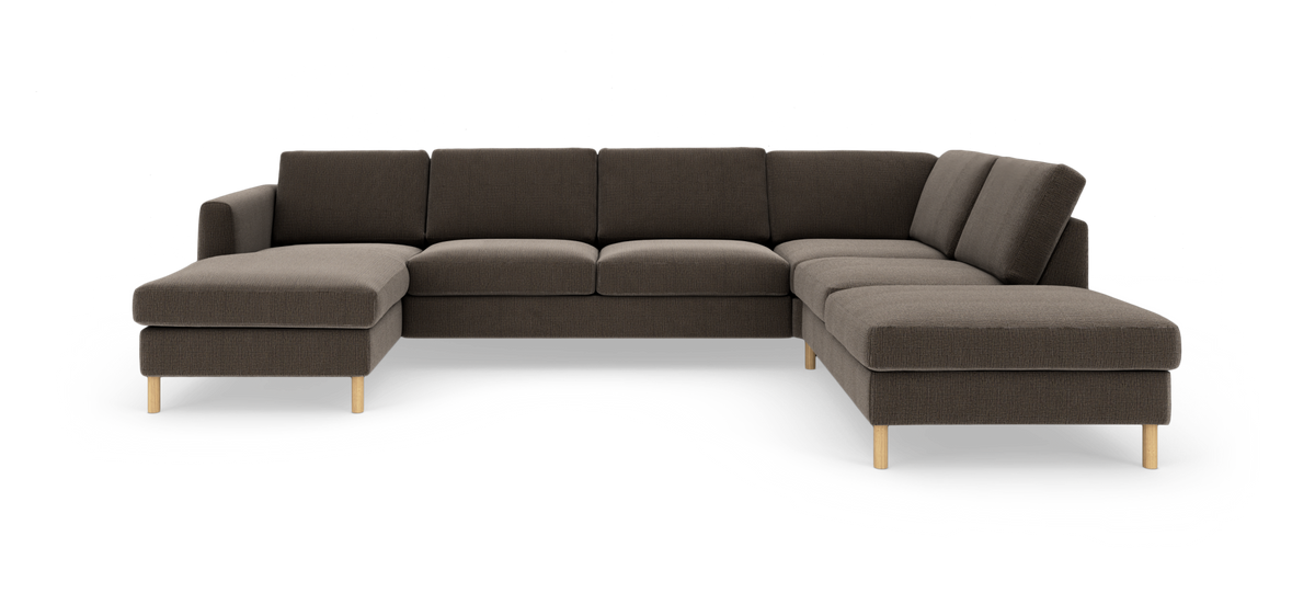 Stor U-formet modulsofa i mørkebrun tekstil med træben, frilagt på hvid baggrund.