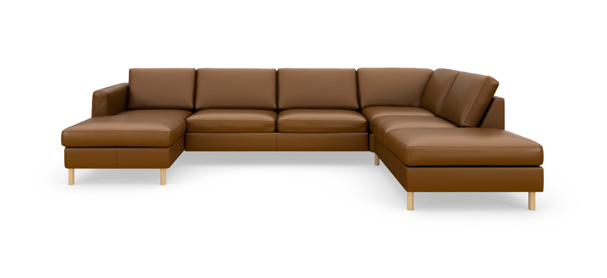 Brun U‑sofa i læder med chaiselong og lyse træben, frilagt produktbillede.