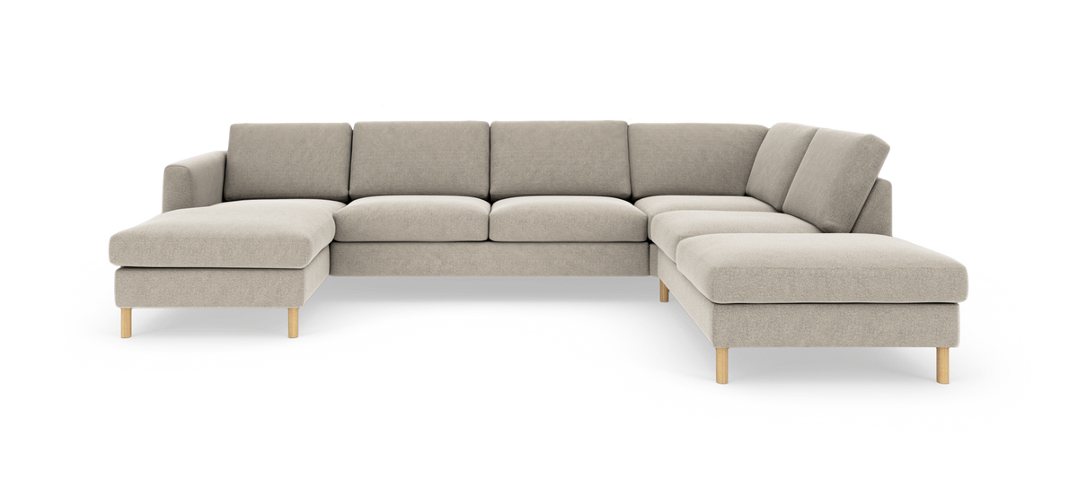 Beige L-formet modulsofa med venstrevendt chaiselong og træben, frilagt på hvid baggrund.