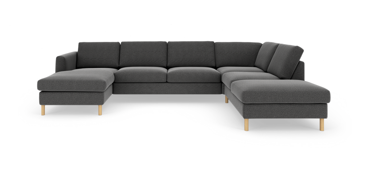 Mørkegrå U-formet hjørnesofa med chaiselonger i begge ender og lyse træben, frilagt på hvid baggrund set skråt forfra.