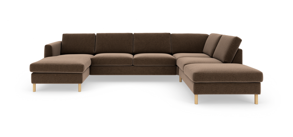 Brun hjørnemodulsofa med chaiselong til venstre og åben divan til højre, lyse træben, frilagt på hvid baggrund.