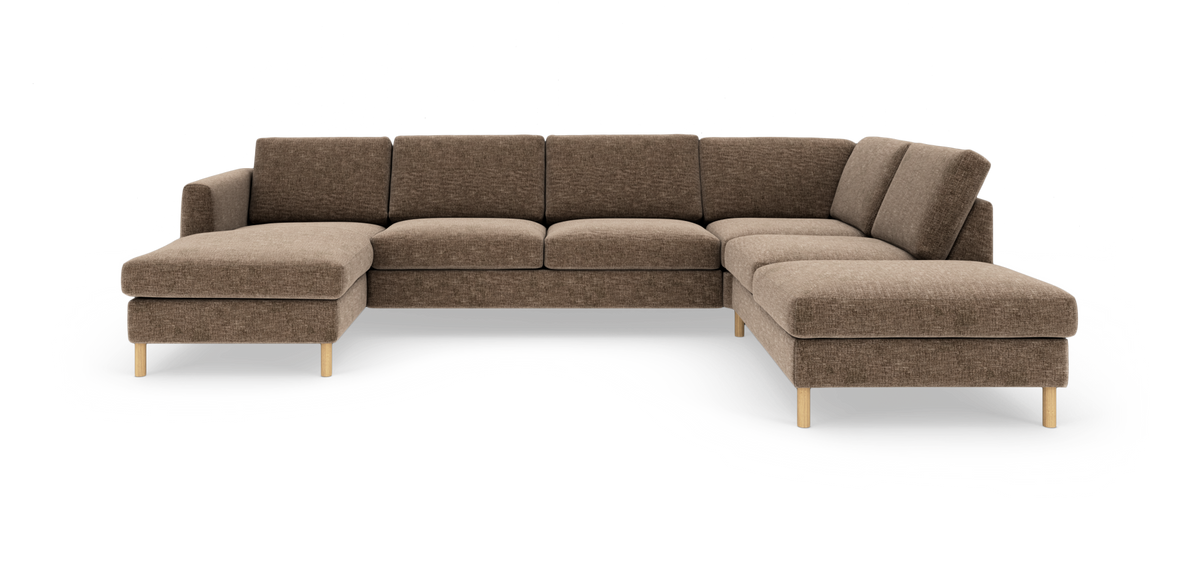 Brun U‑formet modulsofa med chaiselong i begge ender og lyse træben, fritstående på hvid baggrund.