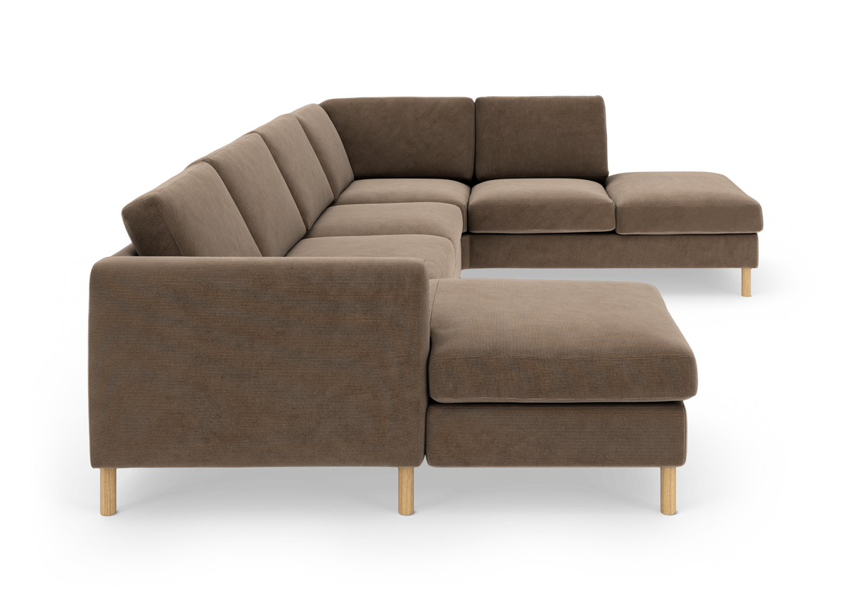 Brun hjørnesofa i stof med chaiselong og lyse træben, frilagt på hvid baggrund.