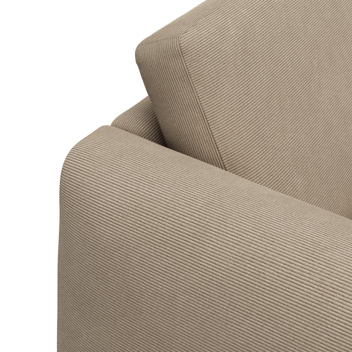 Nærbillede af beige sofa i riflede stof med armlæn og ryghynde i studiemiljø.