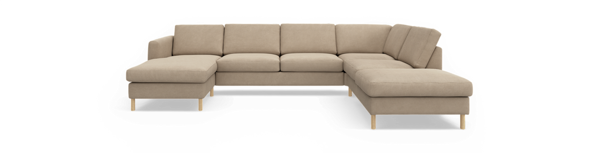 Beige U-formet hjørnesofa med chaiselong i begge ender og lyse træben, frontvisning.