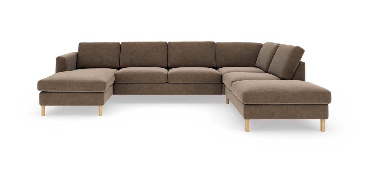 Brun modulsofa i U‑form med chaiselong til venstre og åben afslutning til højre, med lyse træben.