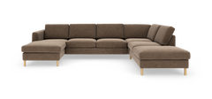 Brun modulsofa i U‑form med chaiselong til venstre og åben afslutning til højre, med lyse træben.