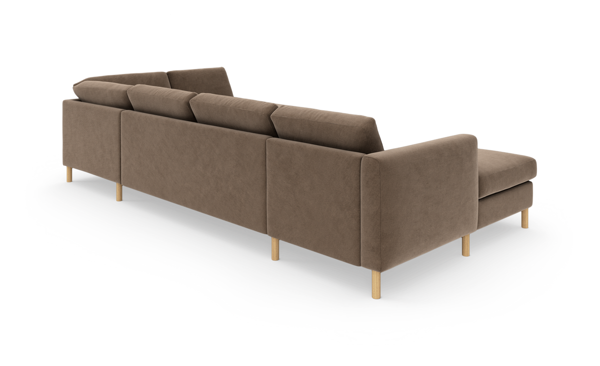Brun modulsofa med chaiselong, set skråt bagfra, på hvid baggrund.