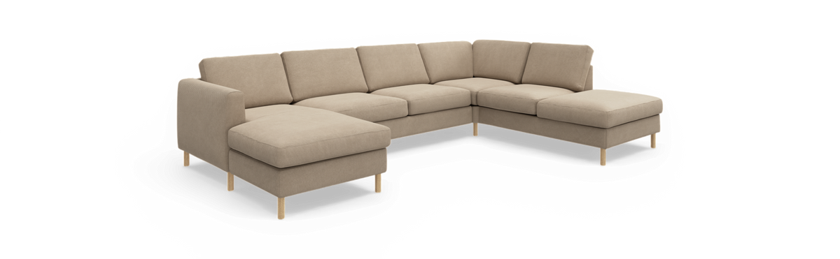 Beige U-formet modulsofa med to chaiselonger og lyse træben, fritlagt.