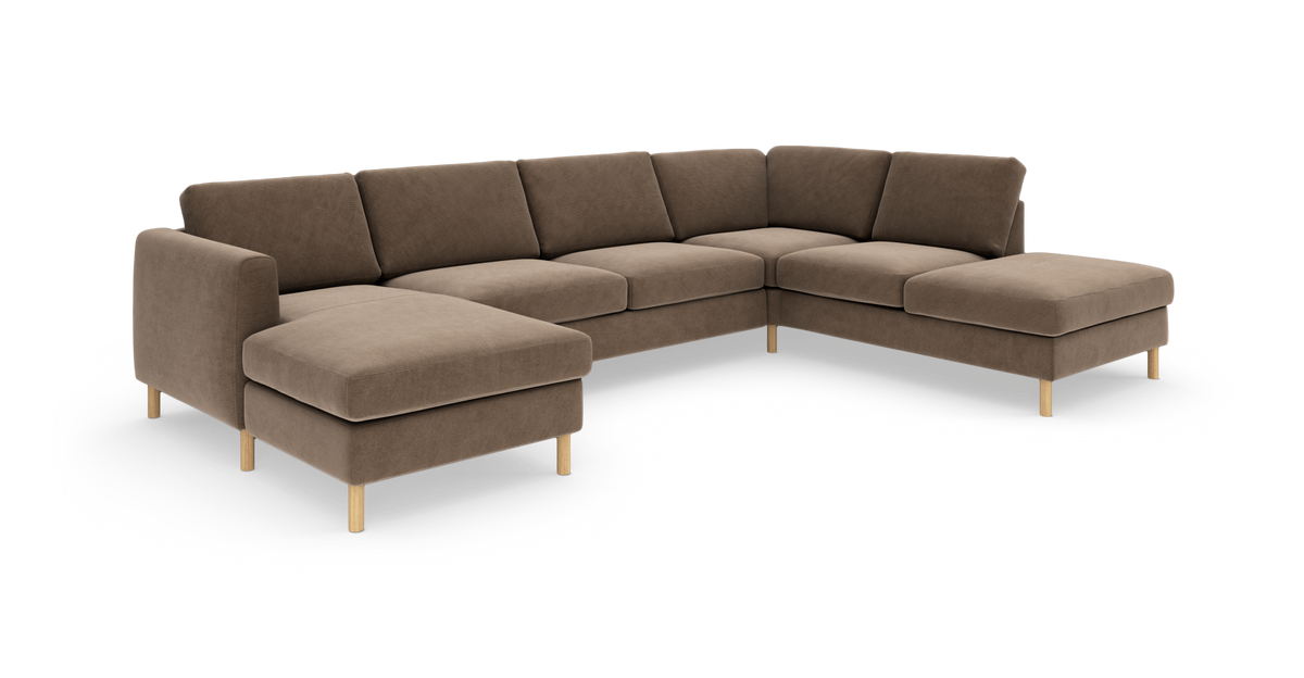 Brun U‑formet hjørnesofa med chaiselong i begge ender og lyse træben.