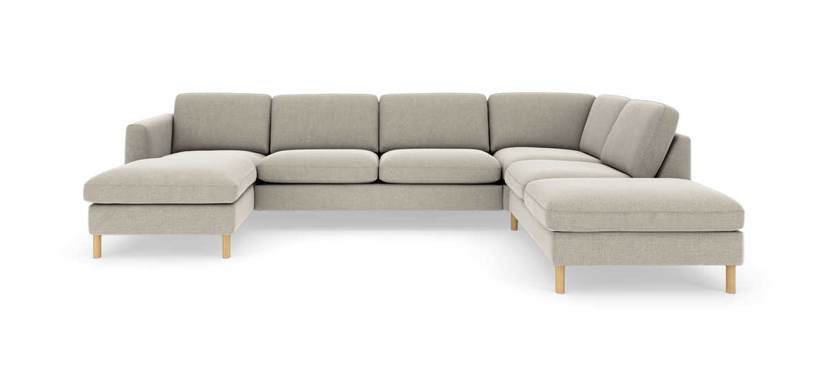 Beige U-formet modulsofa med chaiselong, træben og bløde puder på hvid baggrund.